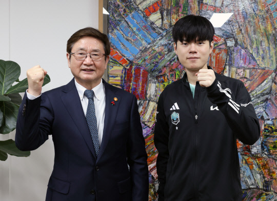 박보균(왼쪽) 문화체육관광부 장관이 15일 서울 용산구 문체부 서울사무소에서 '2022 리그오브레전드 월드 챕피언십(롤드컵)' 우승팀 주장 데프트(김혁규)선수와 만나 면담하고 기념사진을 촬영하고 있다. 문화체육관광부 제공